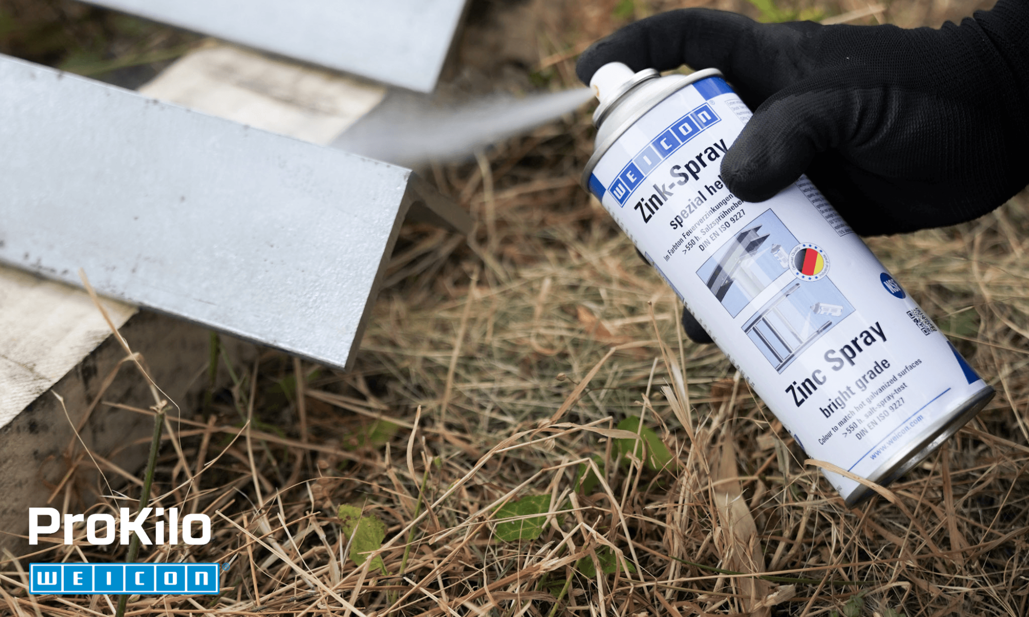 Schnittkante eines verzinkten Stahlprofils wird mit Zinkspray gegen Rost geschützt